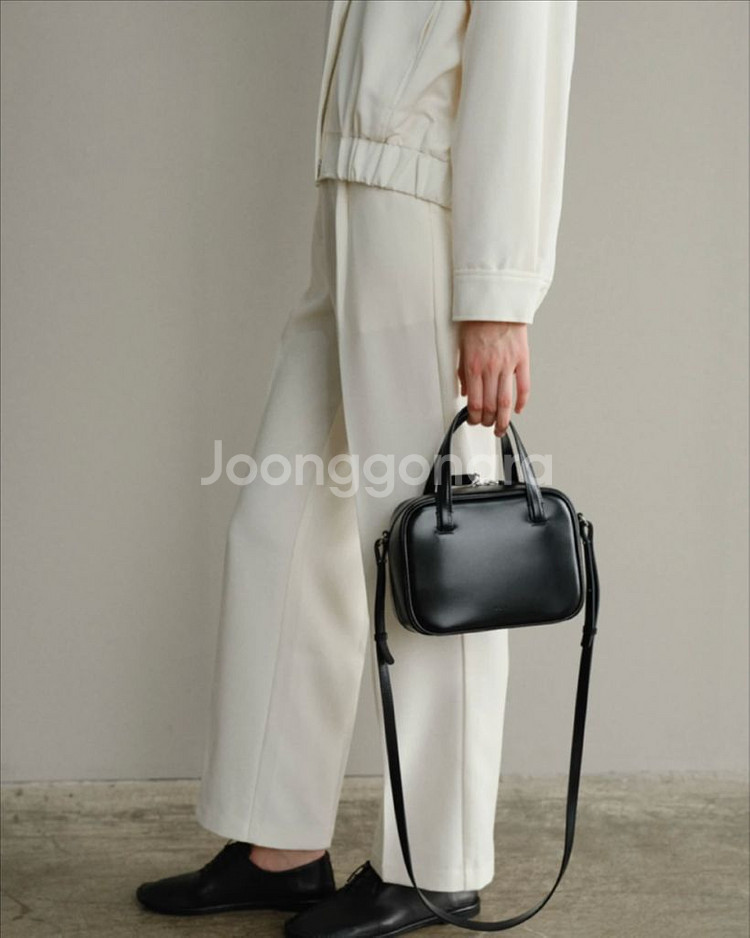 로서울 Mini Tin square tote bag 글로시 블랙--1