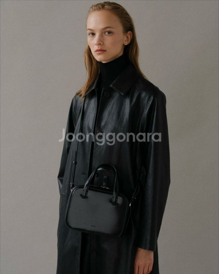 로서울 Mini Tin square tote bag 글로시 블랙--4