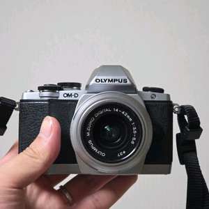 올림푸스 e-m10 + 14-42 II R 렌즈