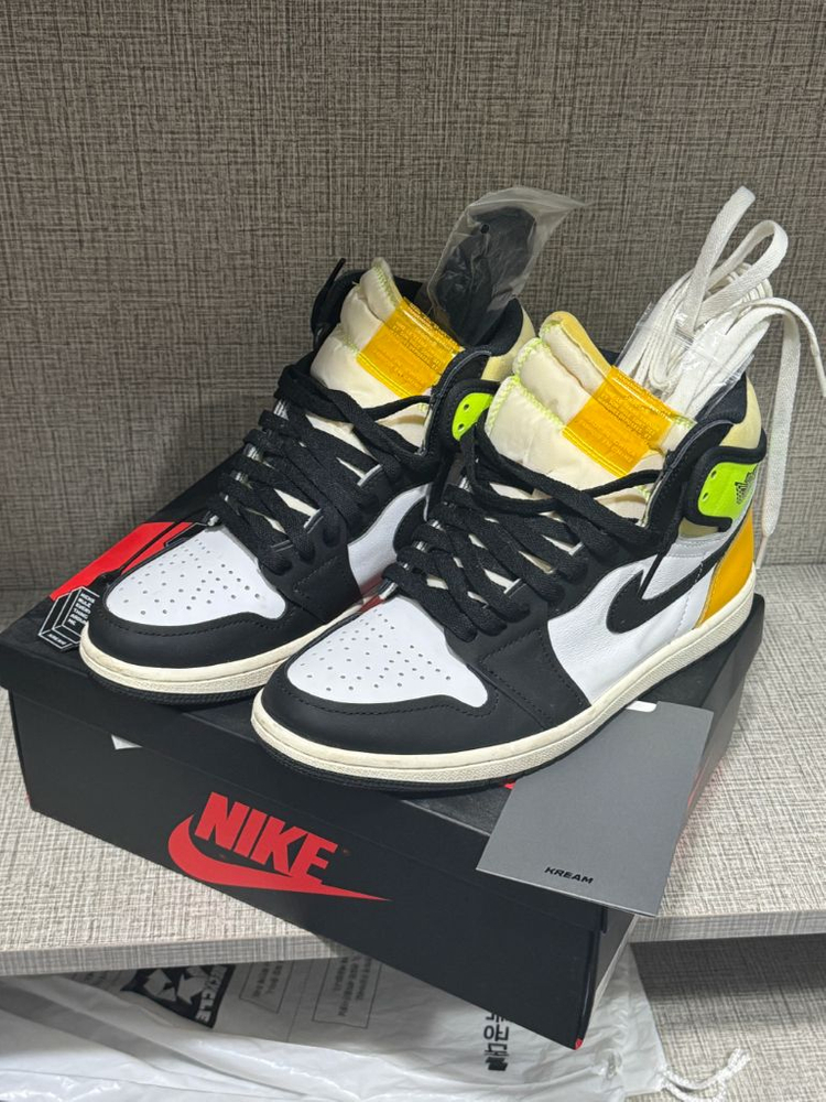 나이키 에어조던 1 레트로 하이 og 볼트 골드 260 이미지