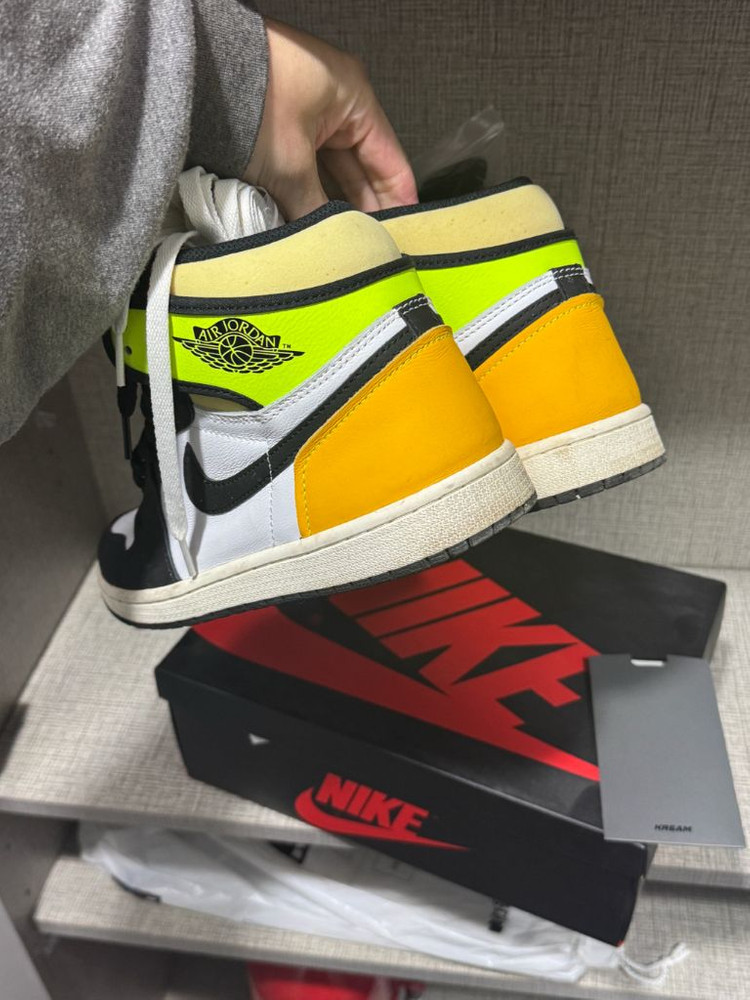 나이키 에어조던 1 레트로 하이 og 볼트 골드 260 이미지