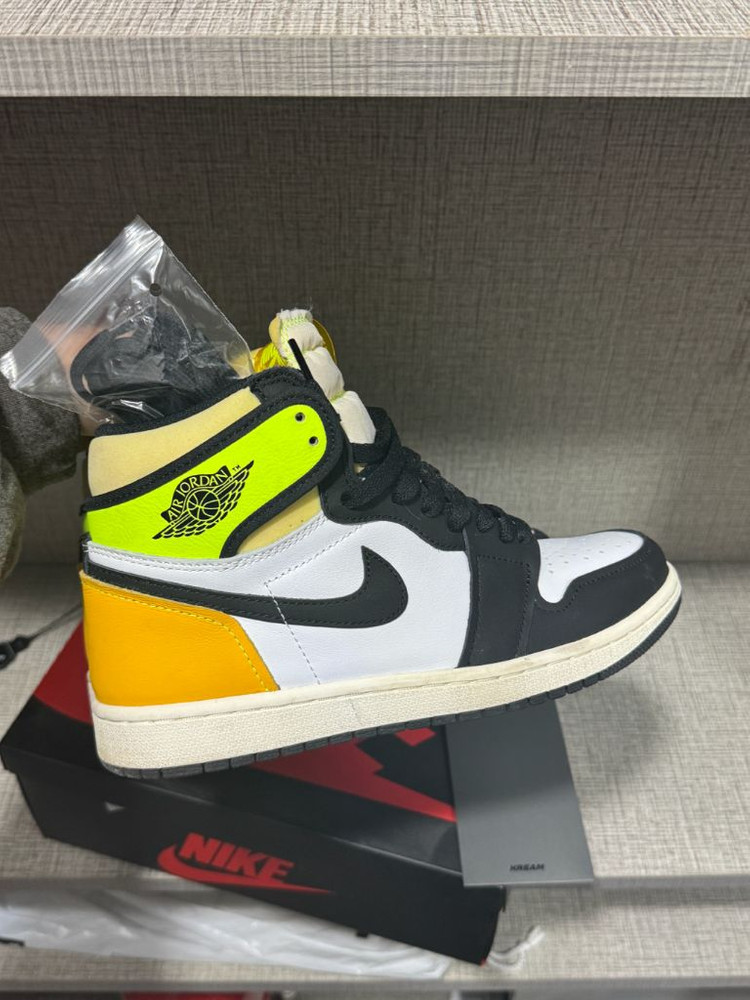 나이키 에어조던 1 레트로 하이 og 볼트 골드 260 이미지