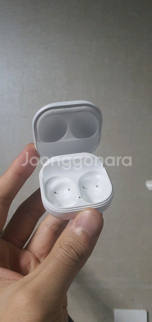 버즈 프로 화이트 충전기 본체 판매합니다--1