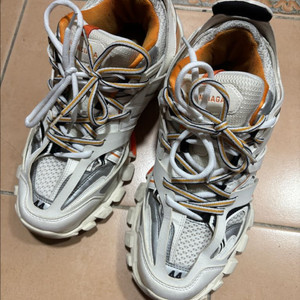 발렌시아가 트랙 44 사이즈