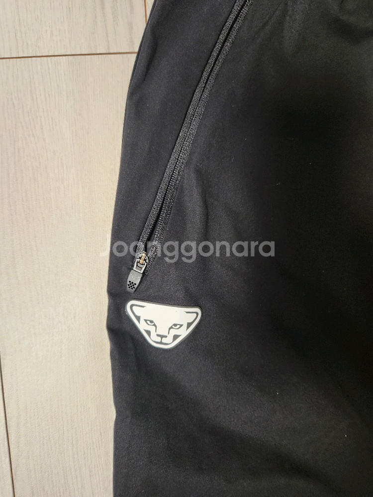 다이나핏 하이퍼 트레이닝 팬츠s(새상품급)다이나핏 하이퍼 트레이닝 바지입니다. 블랙 색상으로, 허리에는 밴딩 처리가--1