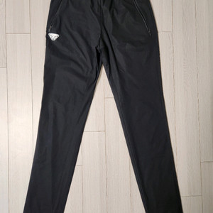 다이나핏 하이퍼 트레이닝 팬츠s(새상품급)다이나핏 하이퍼 트레이닝 바지입니다. 블랙 색상으로, 허리에는 밴딩 처리가