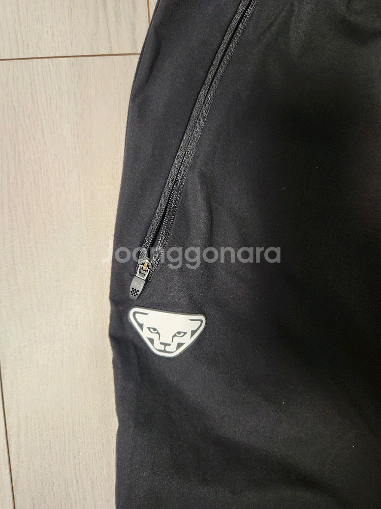 다이나핏 하이퍼 트레이닝 팬츠s(새상품급)다이나핏 하이퍼 트레이닝 바지입니다. 블랙 색상으로, 허리에는 밴딩 처리가--11