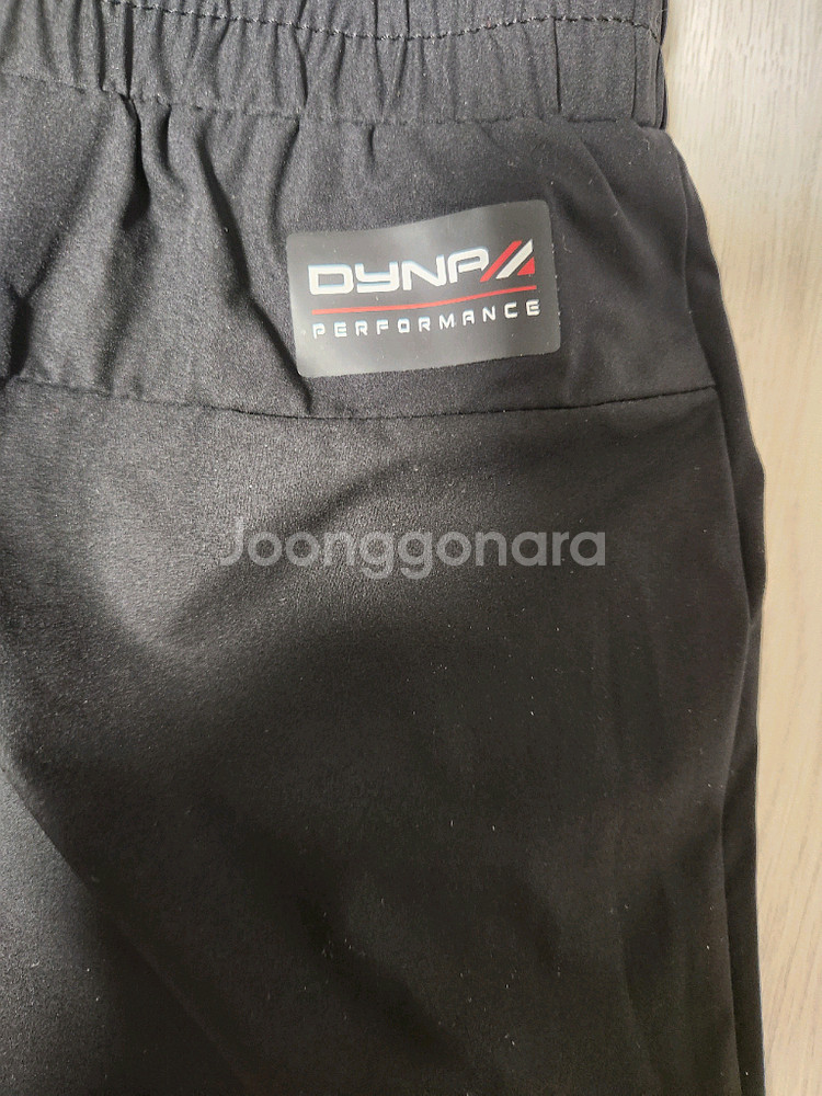 다이나핏 하이퍼 트레이닝 팬츠s(새상품급)다이나핏 하이퍼 트레이닝 바지입니다. 블랙 색상으로, 허리에는 밴딩 처리가--16