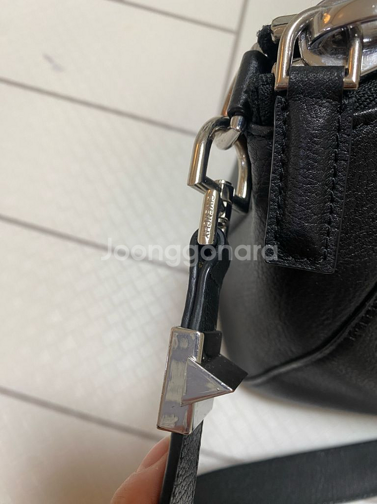 지방시 안티고나 무광 토트백--2