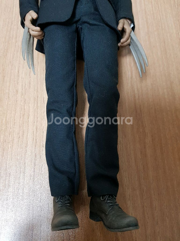 일레븐 로건 정장버전 피규어--3