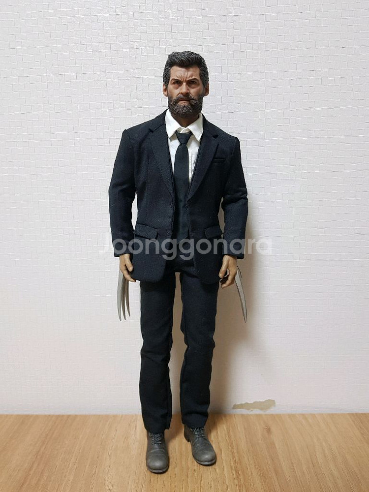 일레븐 로건 정장버전 피규어--1