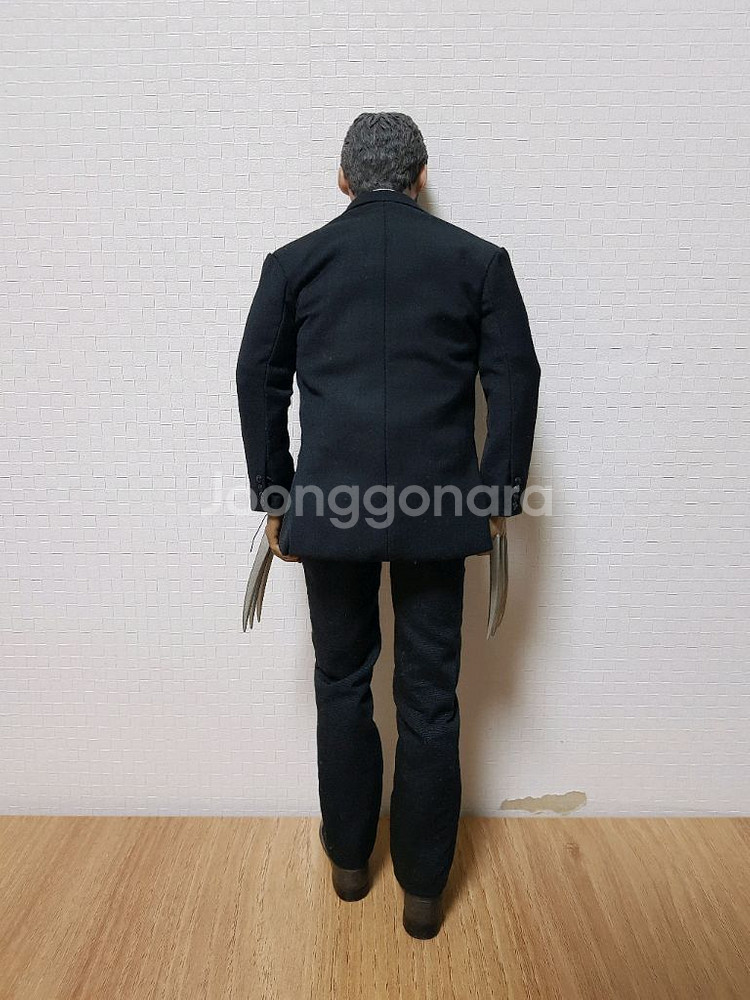 일레븐 로건 정장버전 피규어--2