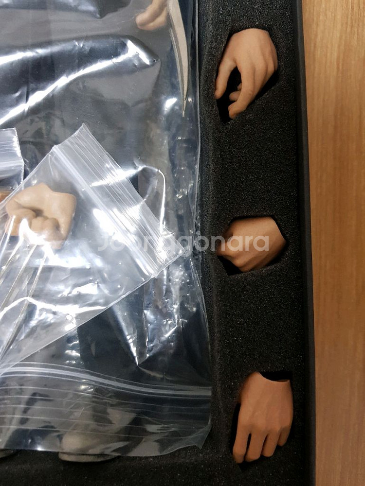 일레븐 로건 정장버전 피규어--6