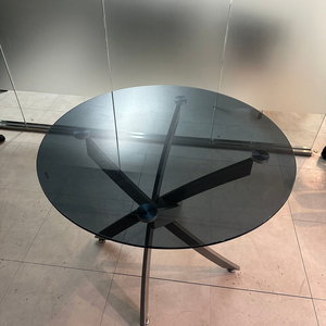 모던한 원형 유리 테이블