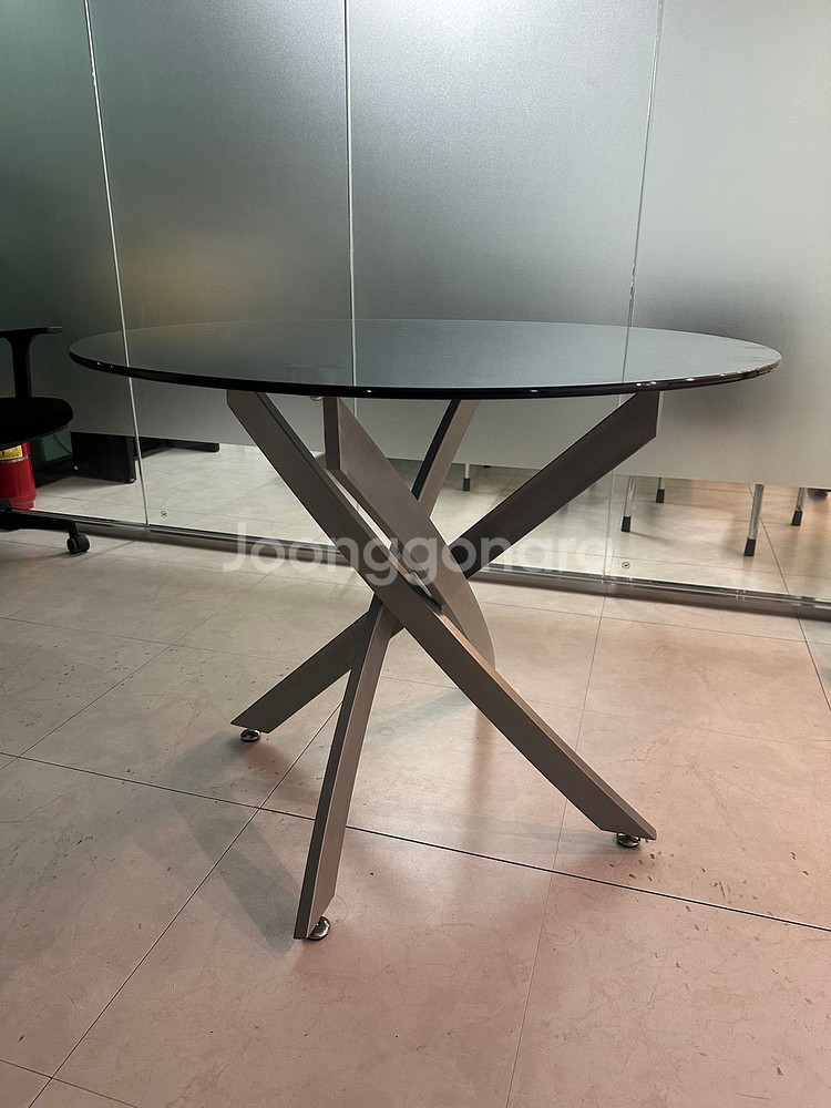 모던한 원형 유리 테이블--1