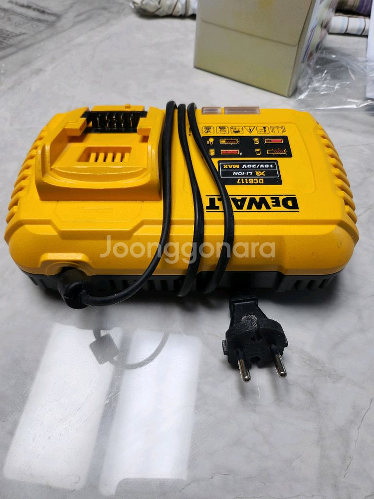 디월트 dcb117 고속충전--2