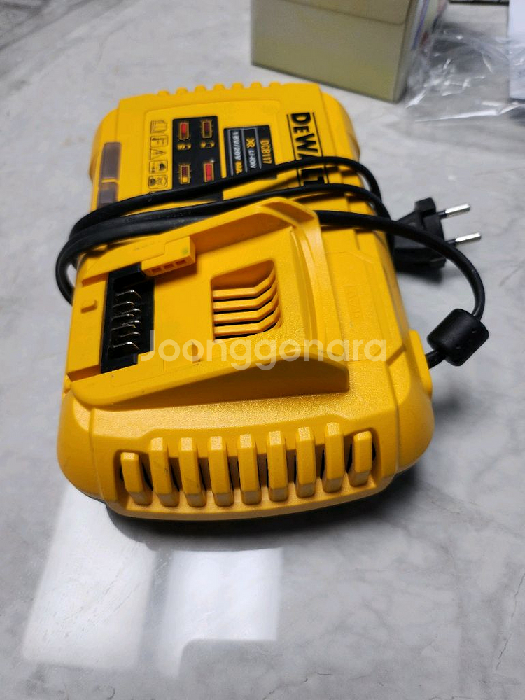 디월트 dcb117 고속충전--1