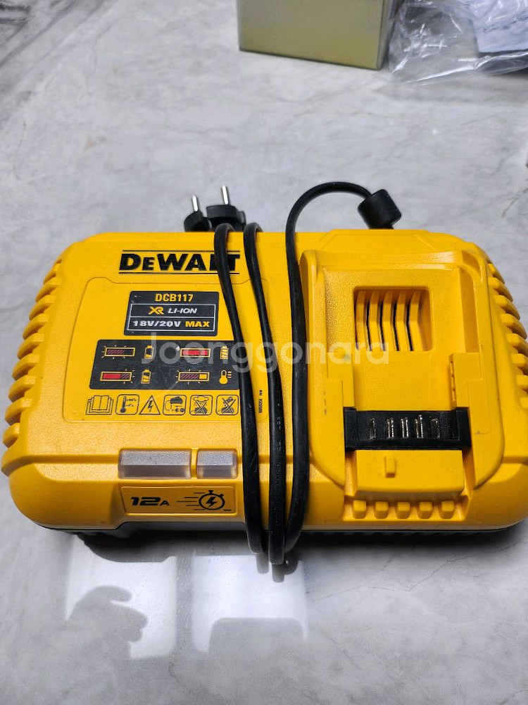 디월트 dcb117 고속충전--0