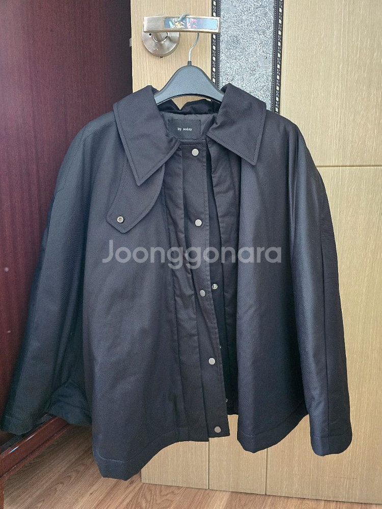 (새제품) by ssiny 케이프 숏 패딩 블랙--0