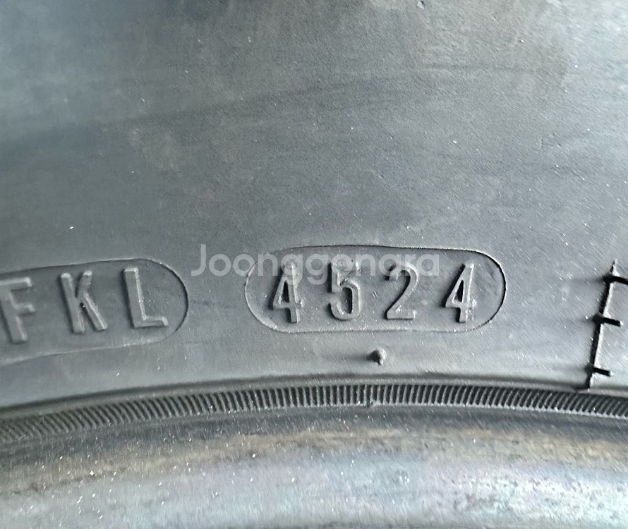 235 60 17중고타이어2개2356017--4
