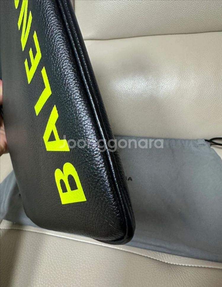 발렌시아가 로고 클러치백--2