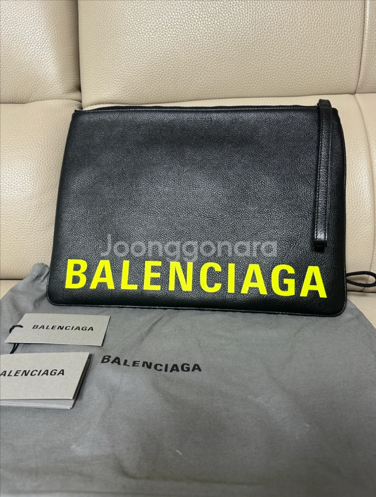 발렌시아가 로고 클러치백--1