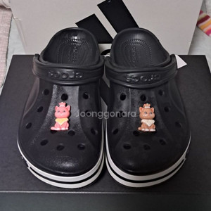 크록스정품230 m4w6 지비츠포함.거의새거