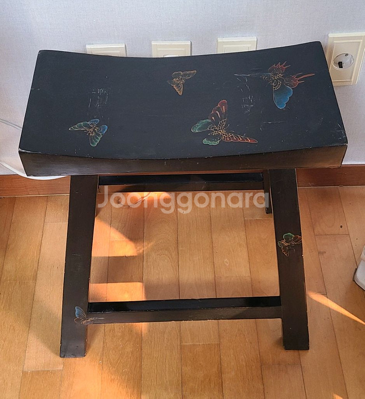 앤틱 우드 나비 문양 의자--0