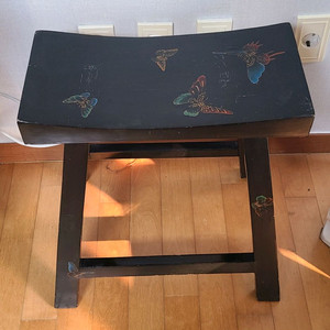 앤틱 우드 나비 문양 의자