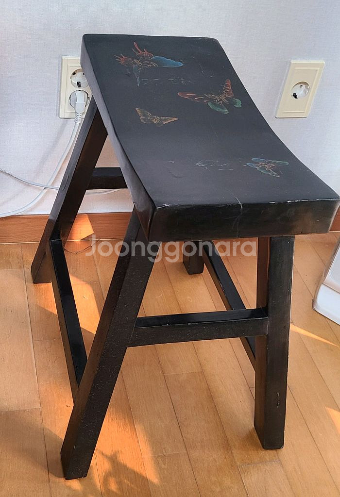 앤틱 우드 나비 문양 의자--1