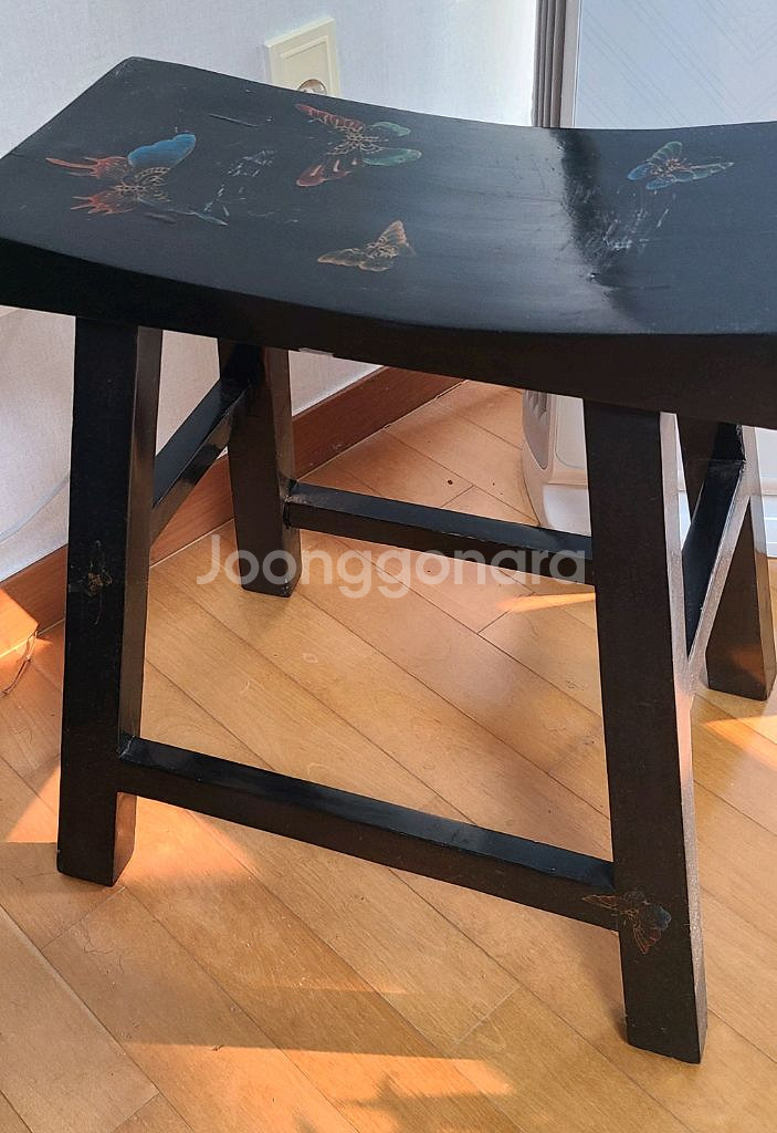 앤틱 우드 나비 문양 의자--2