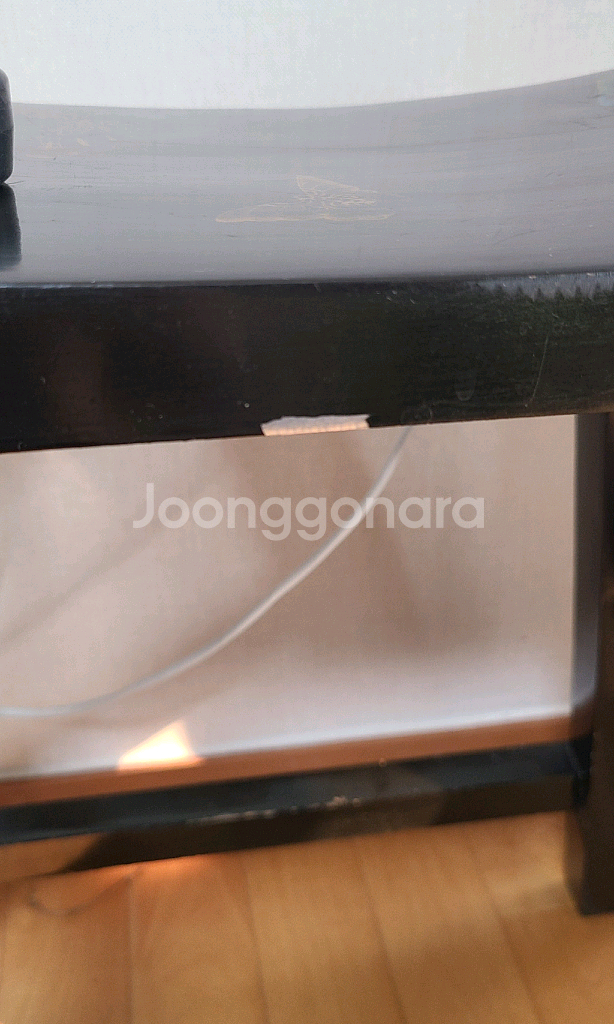 앤틱 우드 나비 문양 의자--3