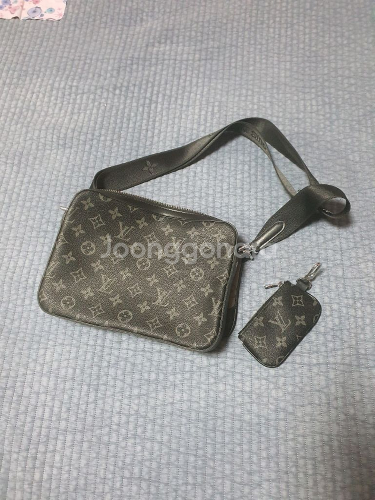 새거 루이비통 트리오 메신저백 팔아요--0