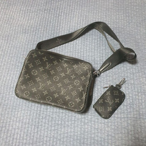 새거 루이비통 트리오 메신저백 팔아요