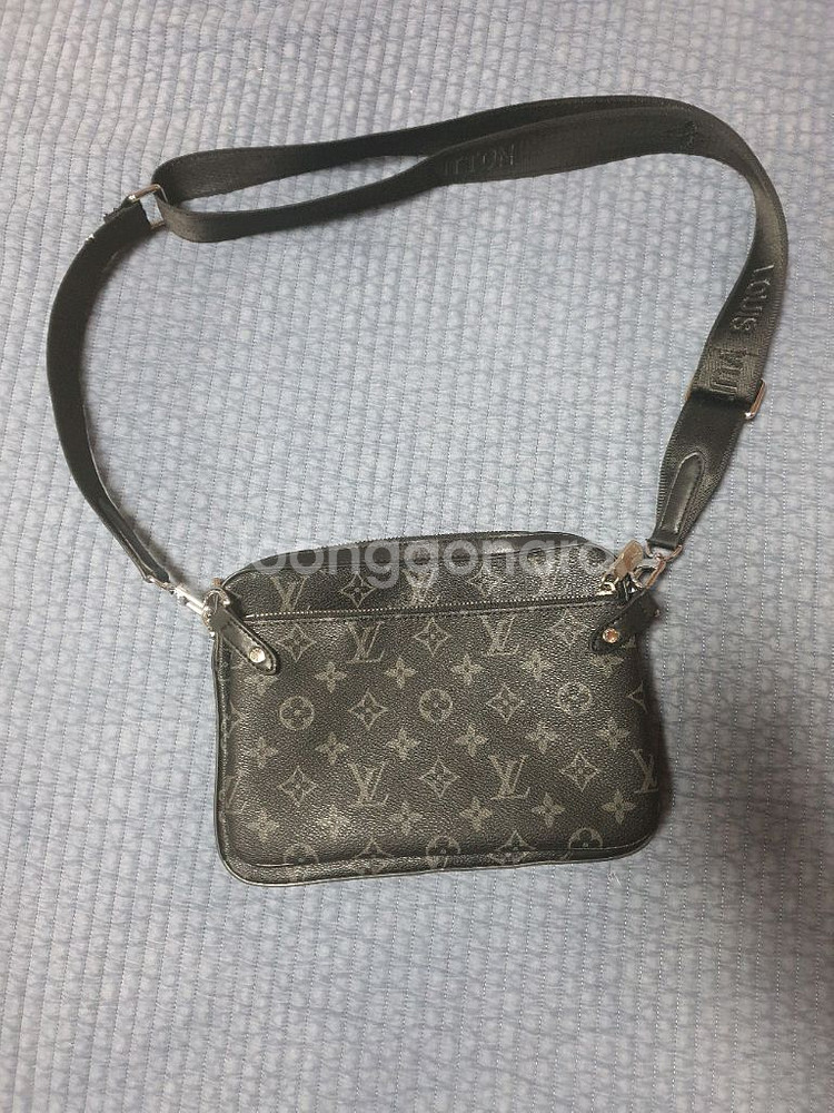 새거 루이비통 트리오 메신저백 팔아요--2