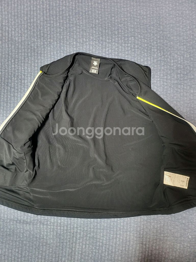 데상트 벡터 보아다이얼 조끼 L사이즈 팔아요--3