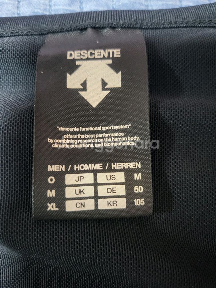 데상트 벡터 보아다이얼 조끼 L사이즈 팔아요--4