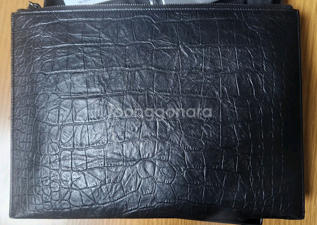 입생로랑 크로코다일 패턴 클러치백--1