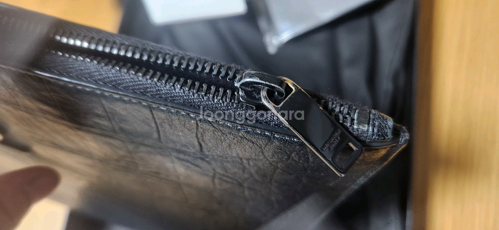 입생로랑 크로코다일 패턴 클러치백--2