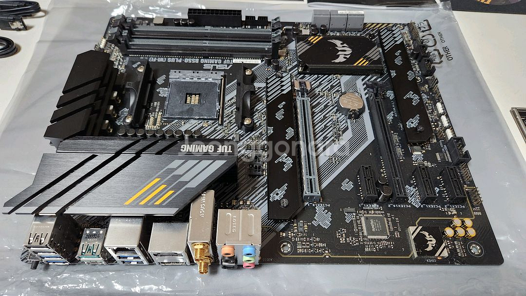 ASUS TUF GAMING B550-PLUS (WI-FI) 게이밍 메인보드--2