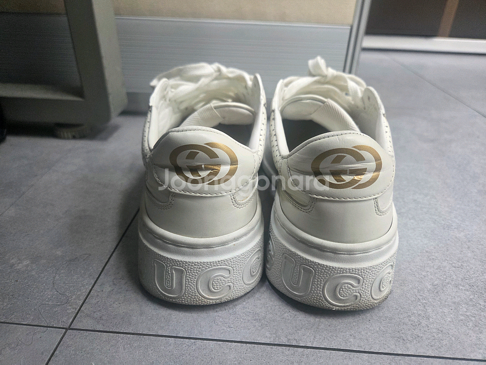 구찌 엠보스 스니커즈 화이트 245--1