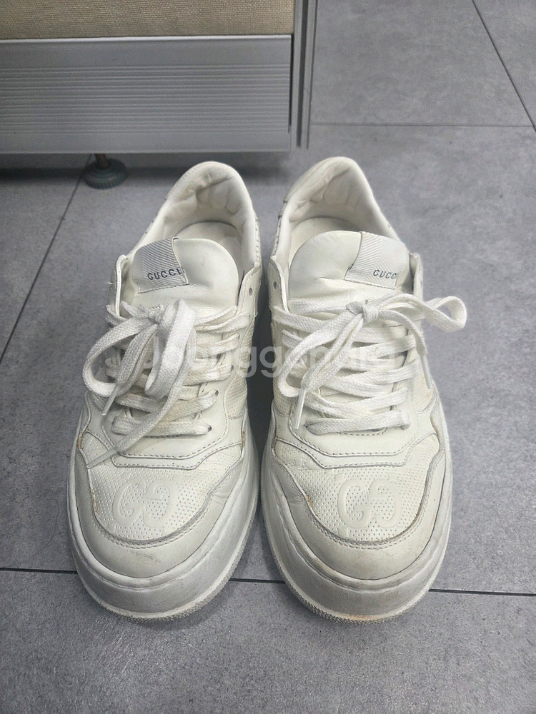 구찌 엠보스 스니커즈 화이트 245--3