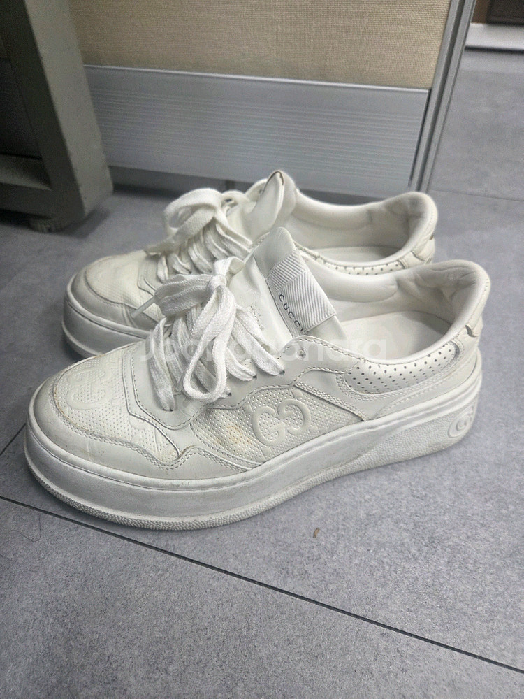구찌 엠보스 스니커즈 화이트 245--0