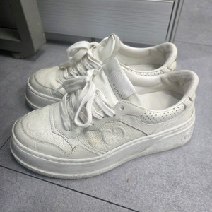 구찌 엠보스 스니커즈 화이트 245