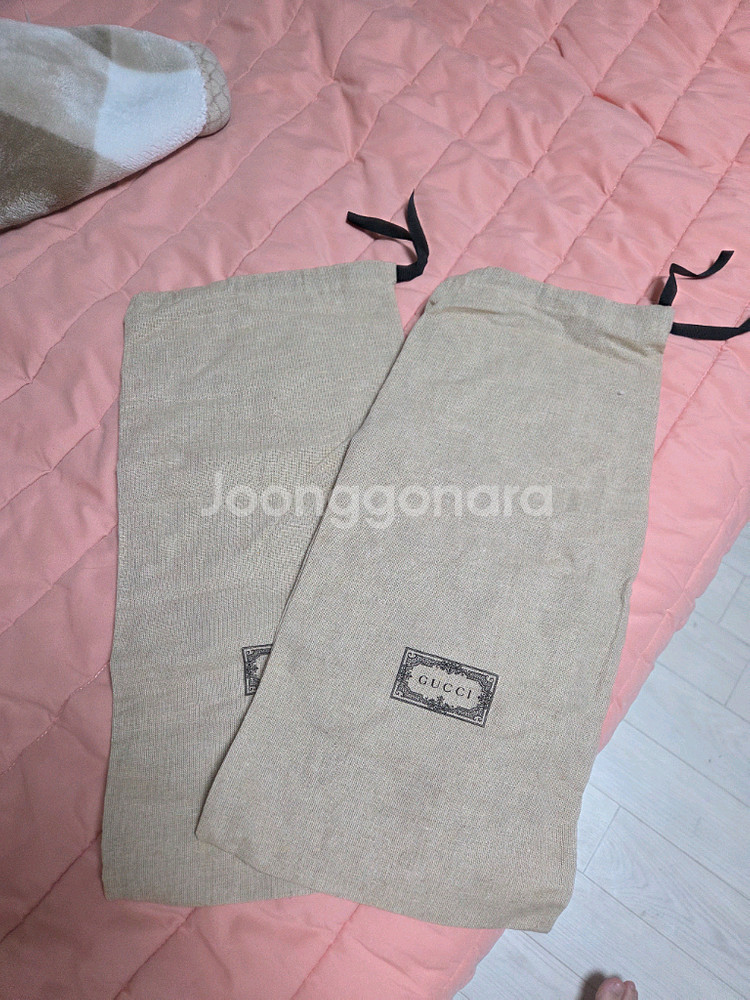 구찌 엠보스 스니커즈 화이트 245--4