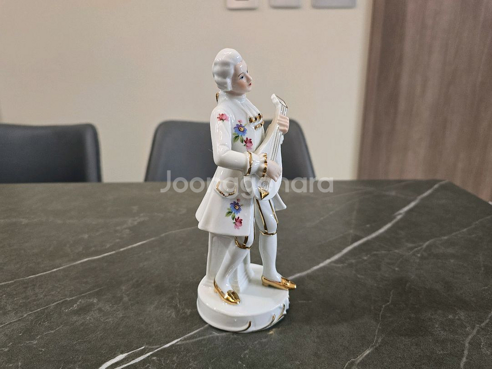 연주하는 남자 도자기 인형--3