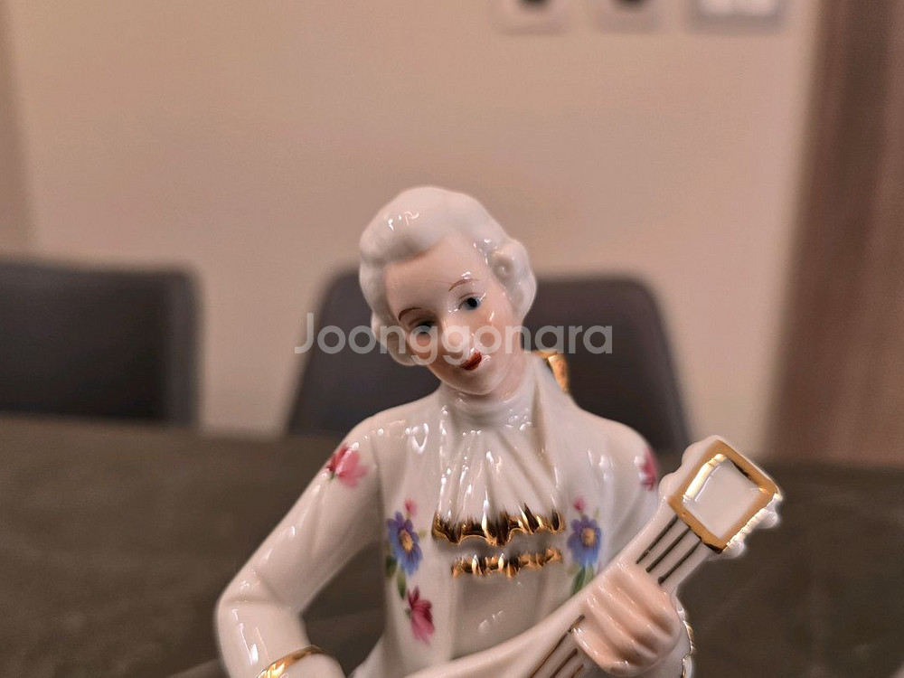 연주하는 남자 도자기 인형--1