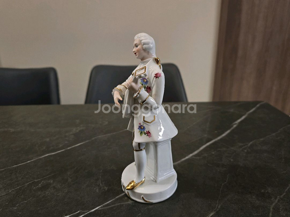 연주하는 남자 도자기 인형--2