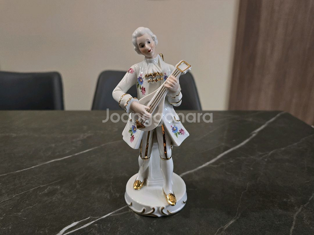 연주하는 남자 도자기 인형--0