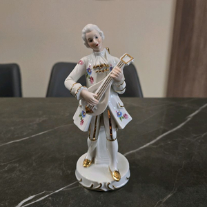 연주하는 남자 도자기 인형